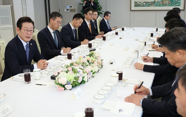 이재명 대통령이 18일 용산 대통령실에서 증권사 리서치센터장들과 오찬 간담회 중 발언하고 있다. [출처= 연합]