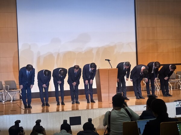 조좌진 롯데카드 대표이사와 임직원이 18일 오후 1시30분 서울 중구 부영태평빌딩 컨벤션홀에서 기자회견을 열고 해킹 사태에 대해 사과하며 고개를 숙이고 있다. [출처=EBN]