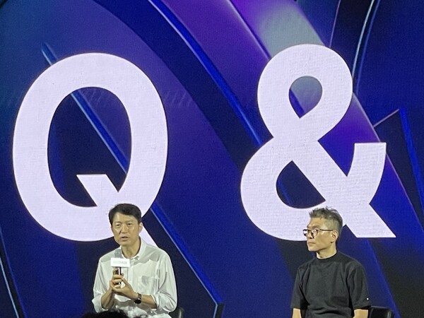 (왼쪽부터) 김석환 위메이드 부사장과 안용운 최고기술책임자(CTO)가 18일 서울 중구 앰배세더 풀만 호텔에서 열린 '프로젝트 스테이블 원' 행사에서 질문에 답하고 있다. [출처=이경은 기자]