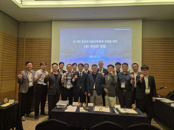 추계 학술대회 단체사진, 왼쪽 4번째 항우연 강영신 박사, 5번째 KAI 박진석 상무 6번째 항공사 부사령관 박중동 준장[출처=KAI]