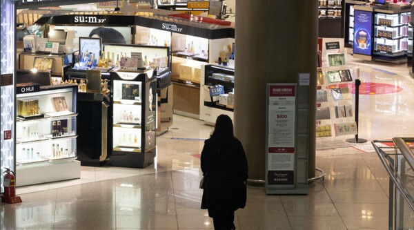 신라면세점이 인천공항 DF1 권역에서 철수 하면서 차기 사업자로 중국국영면세그룹(CDFG)가 부상하고 있다. 사진은 인천공항 1터미널 내 출국장의 면세점 구역. [출처=연합뉴스]