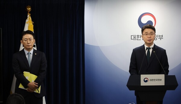 = 류제명 과학기술정보통신부 제2차관(오른쪽)과 권대영 금융위원회 부위원장이 19일 서울 종로구 정부서울청사에서 해킹 대응을 위한 과기정통부-금융위 합동 브리핑을 하고 있다. [출처=연합뉴스]