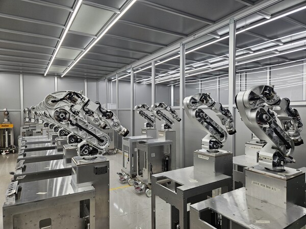 뉴로메카가 위탁 생산하고 있는 큐렉소의 무릎 수술용 로봇. [출처=진운용 기자]