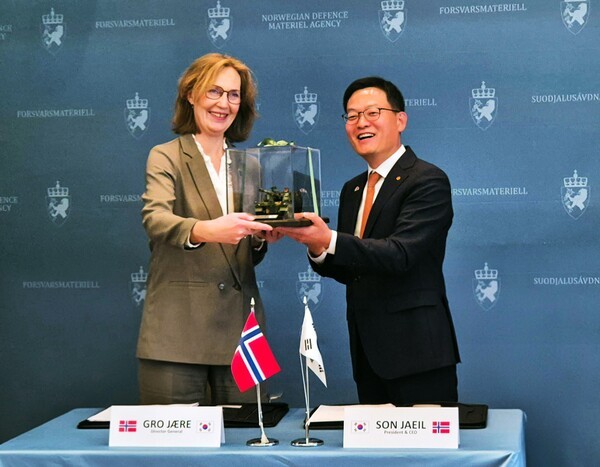 18일(현지 시간) 노르웨이 국방물자청에서 열린 노르웨이 K9 계약식에서 손재일 한화에어로스페이스 대표이사(우)와 그로 예레 노르웨이 NDMA 청장(좌)이 K9 자주포 모형을 주고받고 있다. [출처=한화에어로스페이스]