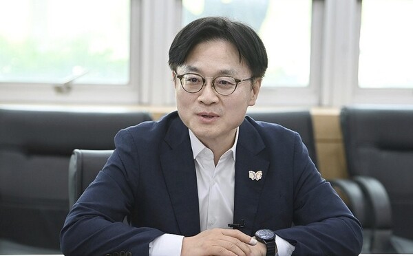 김정관 산업통상자원부 장관이 19일 울산 남구 석유화학산업단지에서 열린 울산 석유화학기업 사업재편 간담회를 주재하는 모습 [출처=연합]