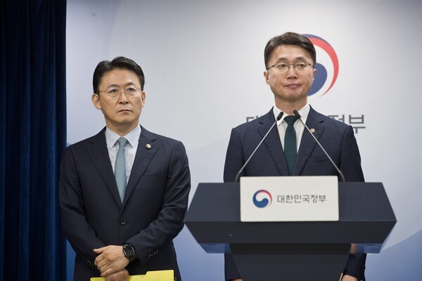 류제명 과학기술정보통신부 2차관(우)과 권대영 금융위원회 부위원장이 19일 오전 서울 종로구 정부서울청사 본관 브리핑룸에서 해킹 대응을 위한 합동 브리핑을 하고 있다. [출처= 과학기술정보통신부 대변인실 이영규]