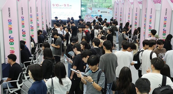 최근 부산 남구 국립부경대에서 열린 취업박람회 'PKNU 드림 잡 페어'에서 취업 준비생들이 기업인사 담당자들과 채용 상담하고 있다. [출처=연합]