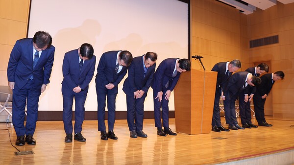 조좌진 롯데카드 대표이사 등 관계자들이 지난 18일 서울 중구 부영태평빌딩에서 해킹 사고로 인한 고객 정보 유출사태에 대해 대고객 사과를 하고 있다. [출처=연합뉴스]