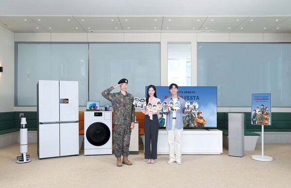 삼성전자 모델이 군인∙경찰∙소방∙교정 공무원 등을 대상으로 풍성한 혜택을 제공하는 'K-히어로 페스타'를 소개하고 있다. [출처=삼성전자]