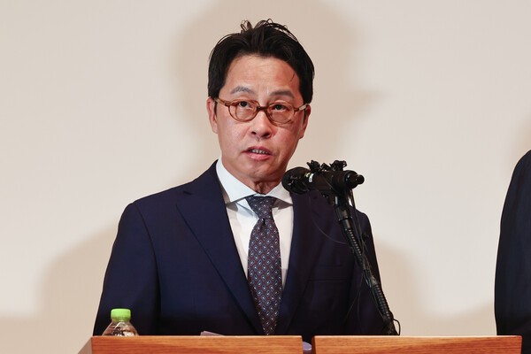 지난 18일 서울 중구 부영태평빌딩에서 조좌진 롯데카드 대표가 해킹 사고로 인한 고객 정보 유출사태에 대한 사과문을 발표하고 있다. [출처=연합뉴스]