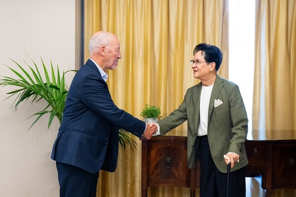 CJ그룹 이재현회장이 영국 런던에서 스포츠 마케팅 전문가 마이클 페인 대표를 만나 악수를 나누고 있다. [출처=CJ그룹]