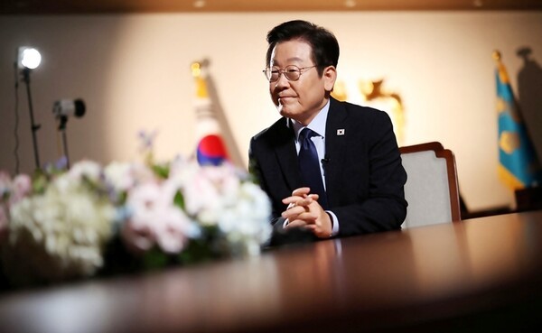 이재명 대통령은 로이터 통신과의 인터뷰에서 한미 통화스와프 없이 미국이 요구하는 방식으로 3,500억 달러를 미국에 투자할 경우, 한국이 1997년 외환위기와 같은 상황에 직면할 수 있다고 우려를 표했다.[출처=연합]