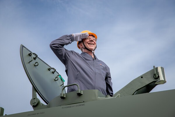 지난 19일 한화에어로스페이스 창원2사업장에서 진행된 '참전용사 재방한 행사'에서 주한미군에서 근무했던 브라이언 스미스가 K9 자주포에 올라 기념촬영하고 있다. [출처=한화에어로스페이스]