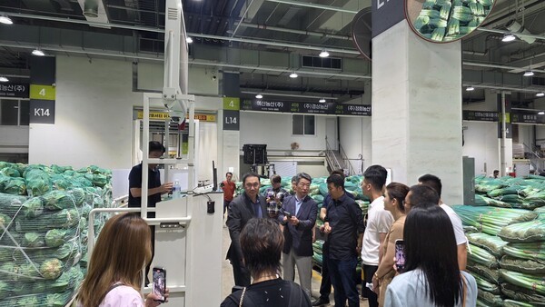 대아청과가 중국 농산물 도매시장 관계자들에게 한국 도매시장의 첨단 전자경매 시스템과 유통 운영 노하우를 공유하며 국제 교류의 장을 마련했다. [출처=호반그룹]