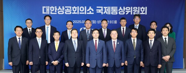 박일준 대한상의 상근부회장과 이계인 대한상의 국제통상위원장, 여한구 산업통상자원부 통상교섭본부장이 참석자들과 기념촬영을 하고 있다. [출처=대한상공회의소]