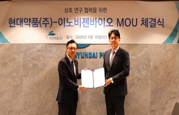 현종수 이노비젠바이오  대표이사(왼쪽)와 이상준 현대약품  대표이사(오른쪽)가 기념촬영을 하고 있다. [출처=현대약품]