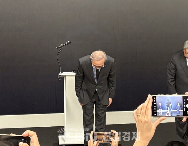 김영섭 KT 대표가 11일 소액결제 사태와 관련해 광화문 KT 사옥에서 열린 기자간담회에 참석해 머리 숙여 사과하고 있다. [출처= 김채린 기자]