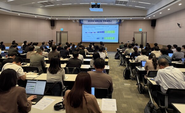 한국화학산업협회가 22일 서울 영등포구 여의도동 FKI 타워 컨퍼런스센터 3층 에메랄드홀에서 '2025 하반기 화학산업 전망 세미나'를 개최한 모습. [출처=한국화학산업협회]
