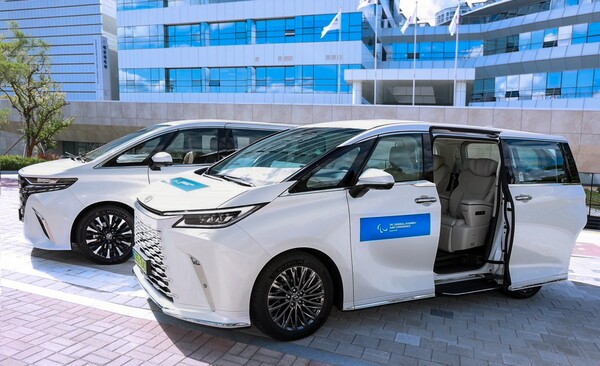 2025 서울 IPC 정기총회 의전 차량으로 활용될 ‘토요타 알파드(왼쪽)’와 ‘렉서스 LM(오른쪽)’ [출처=한국토요타자동차]