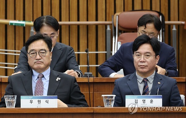 22일 국회에서 열린 '산업재해보상보험 정책토론회'에 참석한 우원식 국회의장(사진 왼쪽)과 김영훈 고용노동부 장관(사진 오른쪽). [출처=연합]