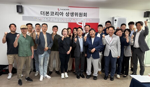 지난 22일 제3차 ‘더본코리아 상생위원회’ 정례회의를 마치고 기념촬영하고 있다. [출처=더본코리아]