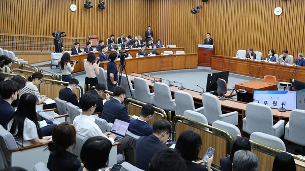 22일 국회 본관에서 국회예산정책처·고용노동부, 김태선·김태년·박해철·박홍배·윤건영 더불어민주당 의원 공동주최로 '산업재해 보상보험 정책토론회'가 진행되고 있다.[출처=국회사무처 사진팀]