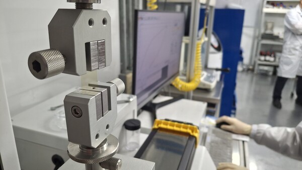 레이저 가공 지지체의 기계적 특성 평가 테스트 모습. [출처=ETRI]