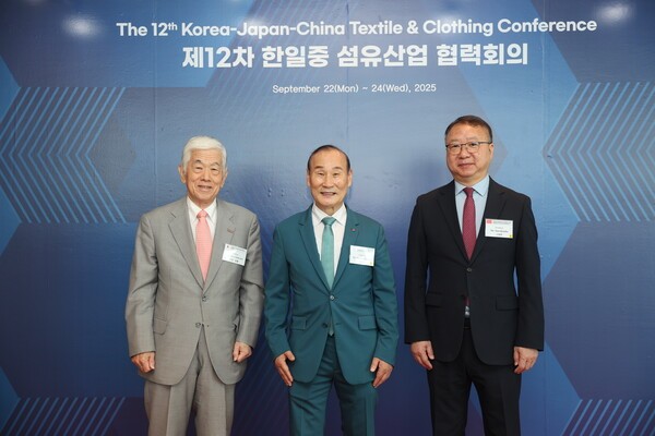 (왼쪽 부터 순서대로)일본섬유산업연맹 니카쿠 아키히로(Nikkaku Akihiro)회장, 한국섬유산업연합회 최병오 회장, 중국방직공업연합회 쑨 뤠이저(Sun Ruizhe) 회장. [출처=한국섬유산업협회]