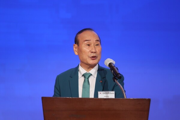 최병오 한국섬유산업협회 회장이 22일부터 24일까지 부산 시그니엘 호텔에서 일본섬유산업연맹(JTF), 중국방직공업연합회(CNTAC)와 함께 개최한 '제12차 한·일·중 섬유산업 협력회의'에서 개회사를 말하고 있다. [출처=한국섬유산업협회]