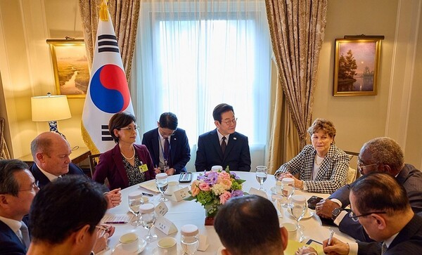 유엔총회 참석차 미국을 방문한 이재명 대통령이 22일(현지시간) 뉴욕에서 미 상원 외교위 및 하원 외무위 소속 의원 등을 접견하고 있다. [출처=연합]