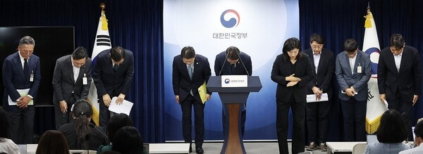 지난 9월 19일 서울 종로구 정부서울청사에서 열린 해킹 대응을 위한 과기정통부-금융위 합동 브리핑을 마친 정부 관계자들과 롯데카드(왼쪽), KT(오른쪽) 관계자들이 함께 인사를 하고 있다. [출처=연합]