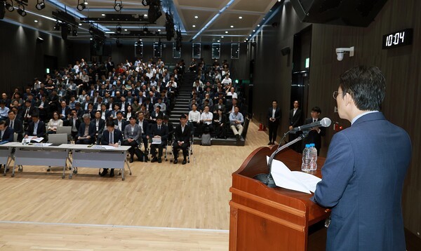 권대영 금융위원회 부위원장이 23일 오전 서울 여의도 KB국민은행 신관에서 전 금융권 정보보호최고책임자(CISO) 등과 개최한 긴급 회의에서 최근 금융권을 겨냥한 사이버 위협에 대해 최고수준의 경각심을 갖고, 전사적 차원에서 금융보안 역량을 강화하기 위한 대응방안을 논의했다. [출처=금융위원회]