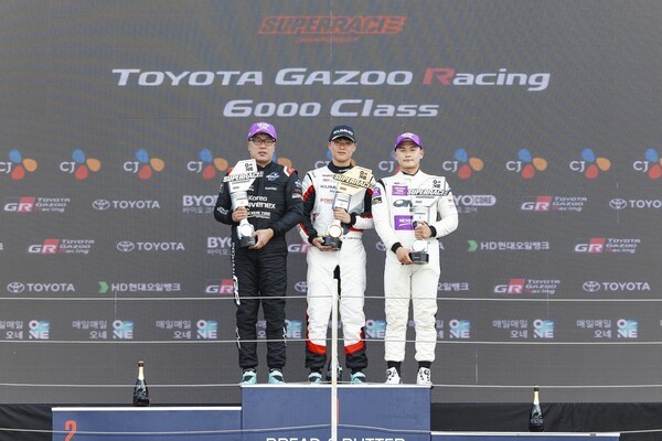 지난 21일, 전남 영암군 코리아인터내셔널서킷(KIC)에서 열린 ‘2025 오네 슈퍼레이스 챔피언십’ 토요타 가주 레이싱 6000클래스 7라운드에서 금호타이어가 후원하는 ‘금호 SL 모터스포츠팀’ 이창욱 선수가 1위를 차지했다. [출처=금호타이어]