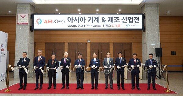 세창인터내쇼날(주) 이태훈 대표이사(왼쪽부터), (주)디씨엠 이재서 회장, 효동기계공업(주) 김동섭 회장, 대진볼트공업(주) 오한일 회장, 인포마마켓한국(주) 오세규 대표이사, 한국기계산업진흥회 조영철 회장, 하이젠알앤엠(주) 김재학 회장, 현대로템(주) 오준석 본부장, 덕일산업(주) 유기덕 회장, (주)주강로보테크 강인각 대표이사 [출처=코아미인포마마켓]