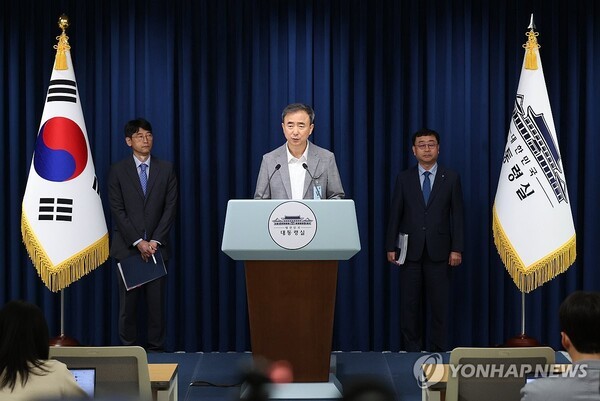 지난 8일 용산 대통령실에서 열린 국가인공지능 전략위원회 출범식에서 임문영 국가인공지능 전략위원회 부위원장이 브리핑을 하고 있다. [출처=연합]