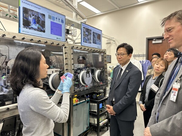 지난 23일(현지시간) 미국 브룩헤이븐 국립연구소를 방문한 배경훈 과학기술정보통신부 장관이 설명을 듣고 있다. [출처=과학기술정보통신부]