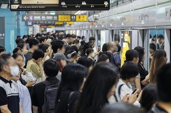 '실노동시간 단축 로드맵 추진단'이 24일 공식 출범했다. 추진단은 국정과제인 '일·생활 균형 촉진'을 위해 주 4.5일제 시범 사업 지원 및 노사 자율 확산 촉진, 쉴 권리 보장을 위한 연차휴가 개선 등도 추진한다. 사진은 출근길 서울 지하철 모습. [출처=연합]
