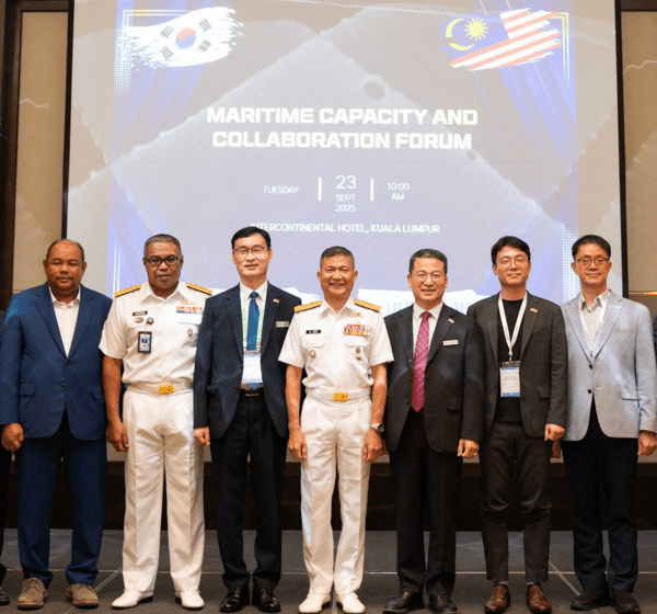 HD현대중공업이 최근 말레이시아 쿠알라룸푸르에서 ‘해양역량·협력 포럼(Maritime Capability & Collaboration Forum)을 개최했다. (오른쪽에서 세번째부터 HD현대중공업 천정수 전무, 말레이시아 해군 모하메드 샤이풀 아들리 총 빈 압둘라(DATO’ Ir. Ts. Hj MOHD SHAIFUL ADLI CHUNG BIN ABDULLAH) 기술참모장(Chief Engineer), HD현대중공업 김정일 상무, 말레이시아 해군 하즈린 빈 모하마드 타이브(Hazrine bin Mohd Taib) 획득차장)[출처= HD현대중공업]