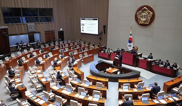 국회 보건복지위원회는 24일 전체회의를 열고 법안심사소위원회에서 심사된 법률안 36건을 의결했다. 이번 회의에서는 전공의 수련 환경 개선과 필수의료 강화 및 지역 간 의료 격차 해소를 위한 주요 법안들이 통과됐다.[출처=연합]