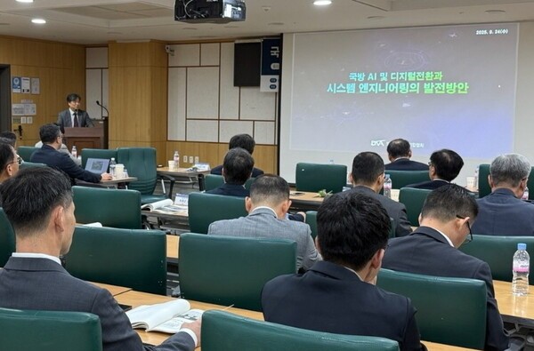 원준희 방산중소벤처기업협회 회장은 24일 국회의원회관에서 열린 ‘국방AI 응용을 위한 시스템엔지니어링 활용전략’ 세미나에서 AI 등 첨단기술이 국방에 미칠 영향을 전망하고 대한민국 방위산업이 나아가야 할 방향을 제시했다. [출처=방산중소벤처기업협회]