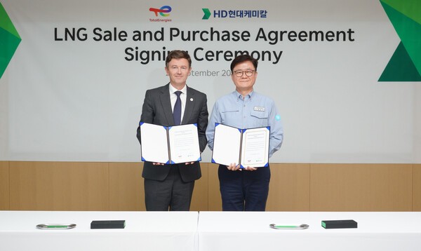 HD현대케미칼과 토탈에너지스가 24일 충남 대산 본사에서 LNG 장기 직도입 계약을 체결했다. (사진 오른쪽부터)HD현대케미칼 정임주 대표, 토탈에너지스 로난 베스컨드 부사장. [출처=HD현대케미칼]