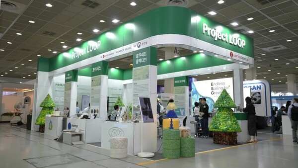 롯데케미칼이 폐플라스틱 자원순환 프로젝트인 ‘Project LOOP’ 사업에 참여하는 소셜벤처 기업 5개사와 함께 ‘2025 대한민국 ESG 친환경대전’에 참가했다. [출처=롯데케미칼]