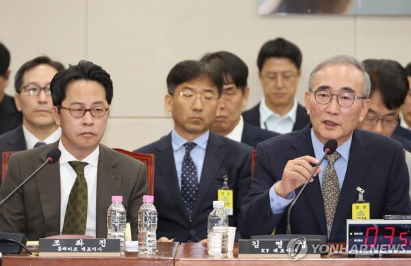 24일 국회 과학기술정보방송통신위원회에서 열린 통신·금융 대규모 해킹사고에 대한 청문회에 참석한 김영섭 KT 대표이사(사진 오른쪽)가 위원 질의에 답하고 있다. [출처=연합]