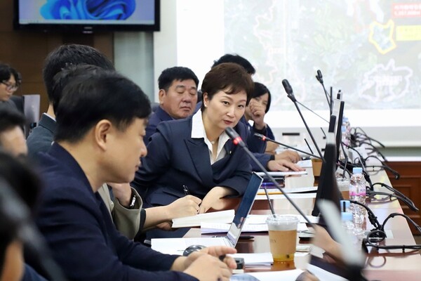 더불어민주당 이언주 국회의원(용인시정)은 24일 용인시 기흥구 마북동 연구단지를 방문해 연구단지 활성화를 위한 민관 협력의 장을 마련했다. 이 의원은 이 자리에서  "녹지 지정 철회 또는 합리적인 지구 변경 등 필요한 조치를 통해 마북 연구단지가 본래의 연구 기능에 충실할 수 있도록 해야 한다"고 강조했다. [출처=이언주 의원실]