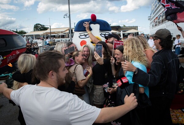 불닭볶음면 리콜 철회를 기념해 지난해 8월 덴마크 코펜하겐에서 열린 선상파티에서 참가자들이 함께 사진을 찍으며 즐거워하고 있다. [출처=삼양라운드스퀘어]