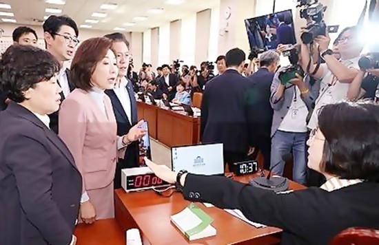 이재명 정부의 첫 정부조직 개편안이 24일 국회 법제사법위원회를 통과했다. 이번 개편안은 검찰청 폐지를 비롯해 기획재정부와 환경부 개편 등 주요 내용을 담고 있다. [출처=연합]