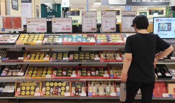 서울 시내 한 이마트 매장에서 시민이 추석 선물 세트를 살펴보고 있다. [출처=연합뉴스]
