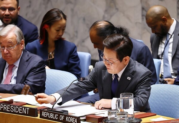 이재명 대통령은 24일(현지시간) 미국 뉴욕 유엔본부에서 열린 안전보장이사회(안보리) 공개토의를 주재하며 인공지능(AI)의 잠재적 위험성과 책임 있는 이용의 중요성을 강조했다. 한국 정상이 유엔 회의장에서 공개토의를 주재한 것은 이번이 처음으로, 올해 안보리 의장국으로서 한국의 위상을 보여주는 사례다. [출처=연합]