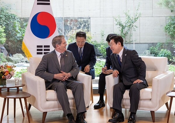 이재명 대통령이 24일(현지시간) 미국 뉴욕 주유엔대한민국대표부에서 스콧 베센트 미국 재무장관을 접견하고 있다.[출처=연합]