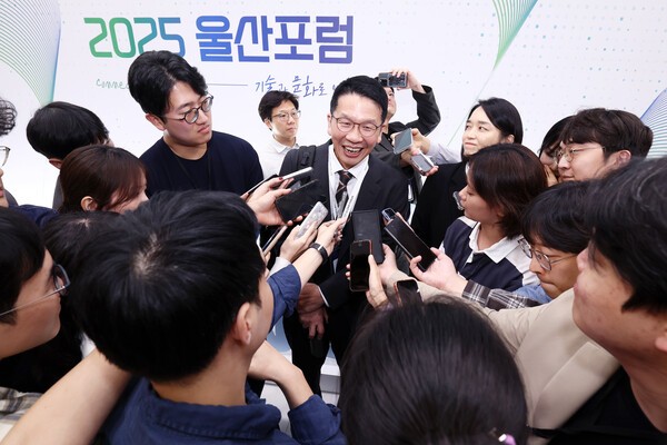 최창원 SK수펙스추구협의회 의장이 지난 24일 울산전시컨벤션센터에서 열린 'SK-울산상의 2025 울산포럼' 폐막 직후 기자들과 만난 자리에서 질문에 답변하는 모습. [출처=SK이노베이션]